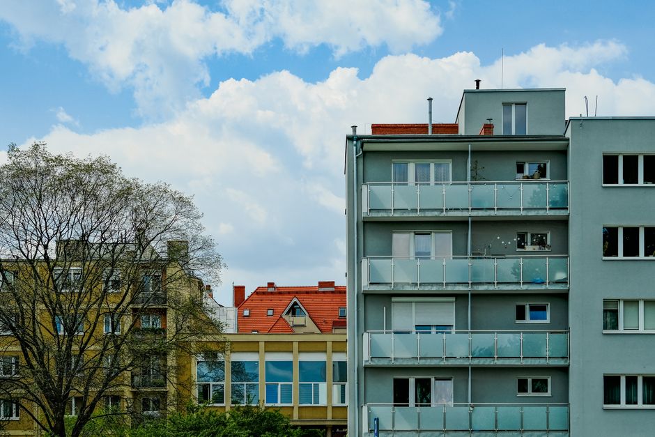 Foto ilustrativa de fachada de prédio residencial com varandas envidraçadas