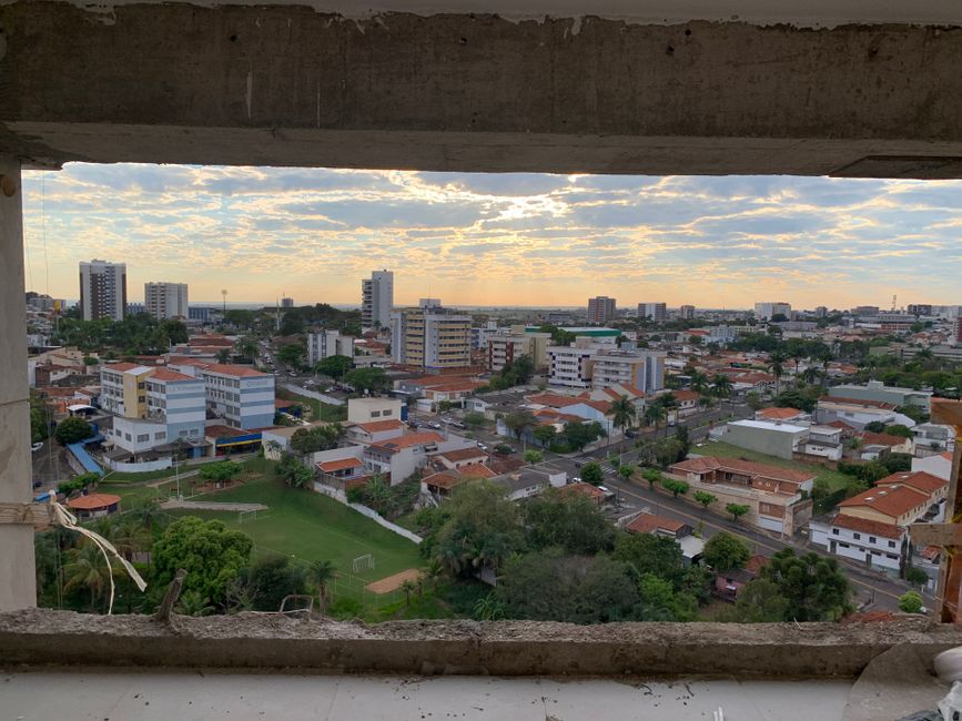 Vista de bairro residencial com prédios e casas a partir de uma obra em andamento