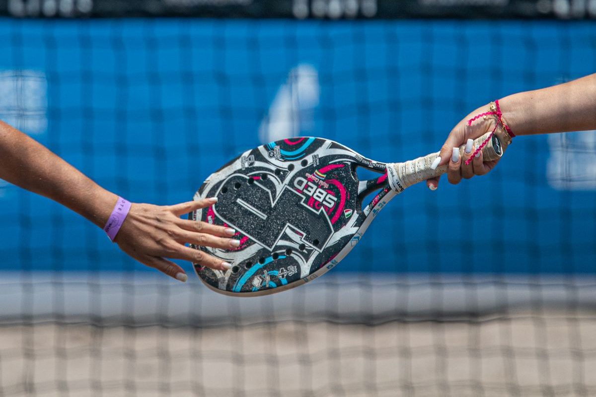 Raquete de beach tennis, esporte que ocupa a quadra central da Six Sport Life Campinas