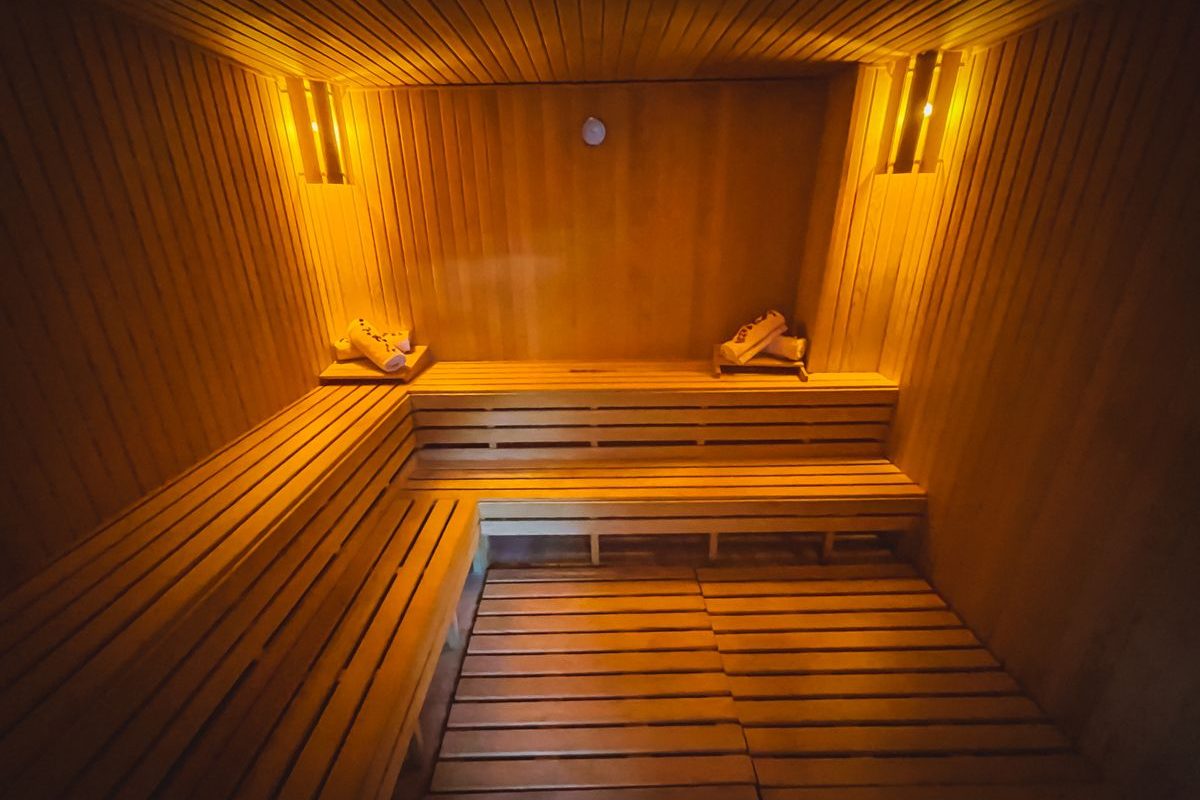 Sauna em madeira, um dos espaços de recuperação oferecidos pela Six Sport Life Campinas