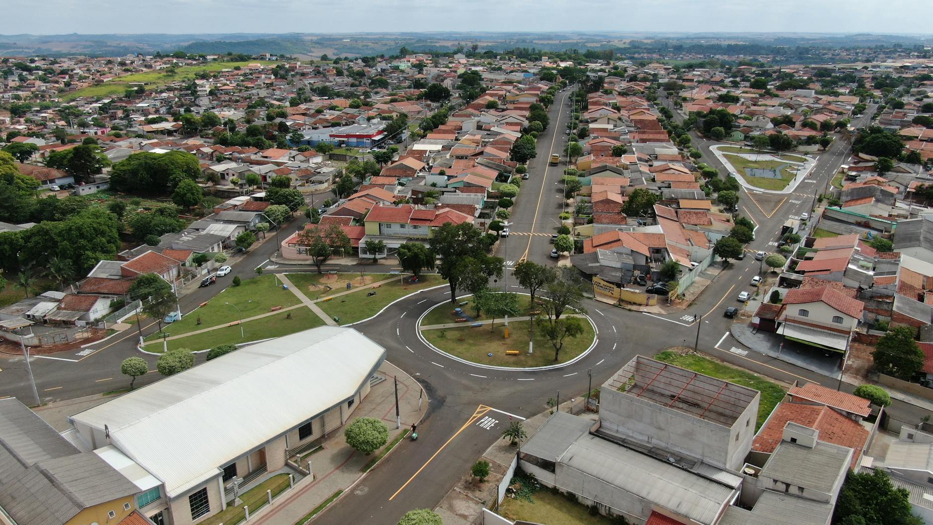 Vista aérea de bairro planejado residencial com condomínios e áreas verdes