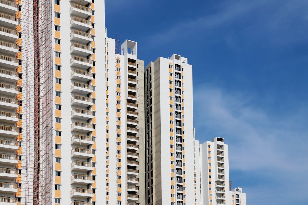 Prédios residenciais novos em construção na região de Campinas